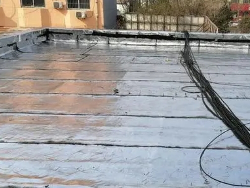 中方卫生间漏水维修公司分享下中方屋面楼顶防水刚性防水层施工要点。